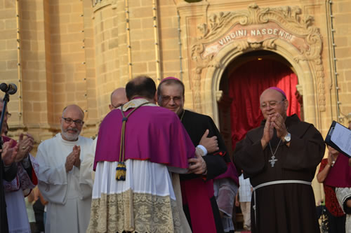 DSC_0116 Archpriest and Bishop embrace