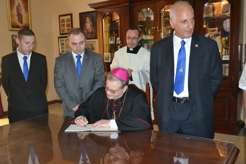 DSC_0012 H.L. signing the Visitor's Book