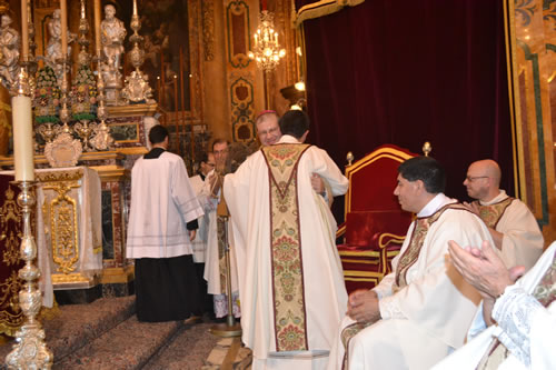 DSC_0200 Bishop embraces Fr Curmi