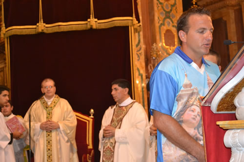 DSC_0211 Emigrant reads Prayer of the Faithful