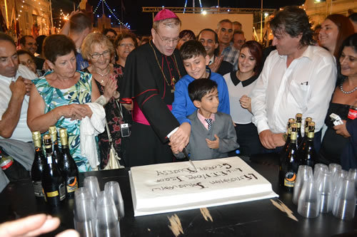 DSC_0411 Young nephew lends a hand cutting the cake