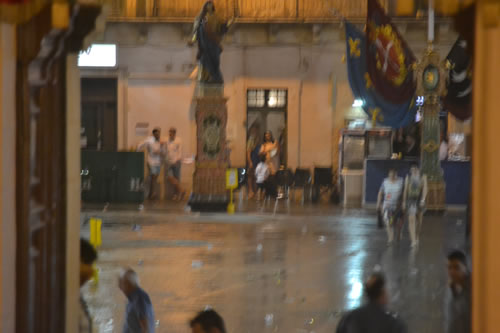 DSC_0168 An empty wet Square outside