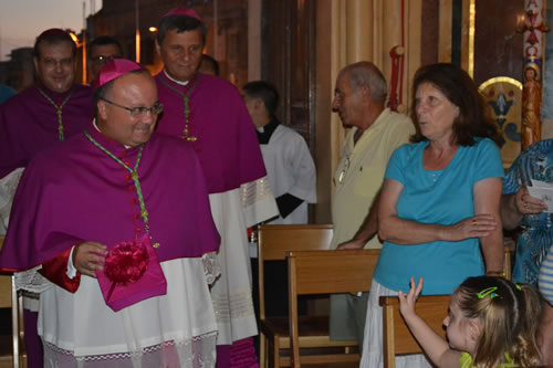 DSC_0284 Archbishop being greeted in the Basilica