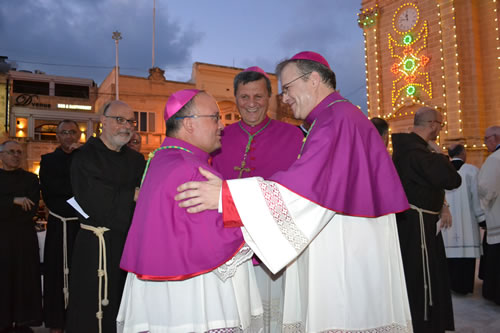 DSC_0280 Fr George Bugeja greets Archbishop