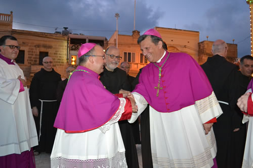 DSC_0279 Gozo Bishop greets Archbishop of Malta