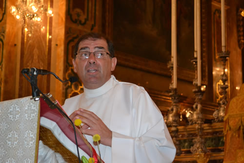 DSC_0004 Archpriest Mgr C Refalo introducing the service