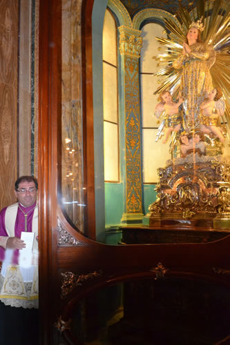 DSC_0060 Archpriest opening the door of the niche