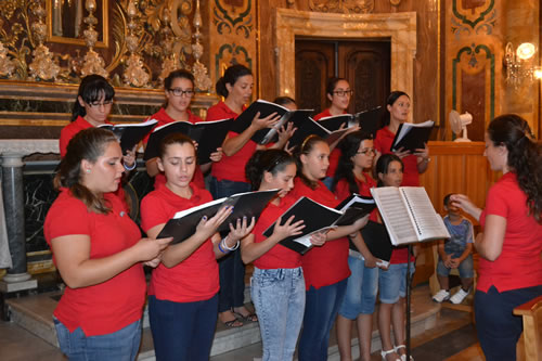 DSC_0452 Choir singing the Antifona