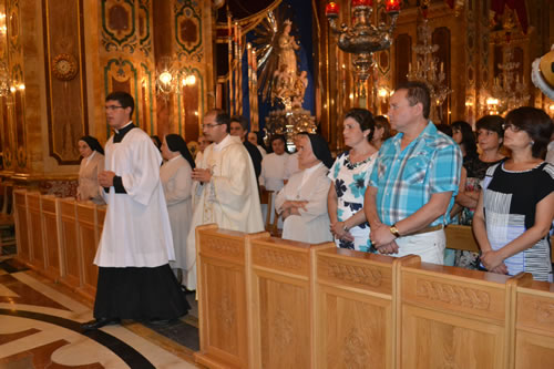 DSC_0368 Fr Richard N Farrugia on way to Altar