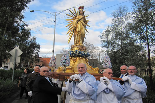 09 In Procession