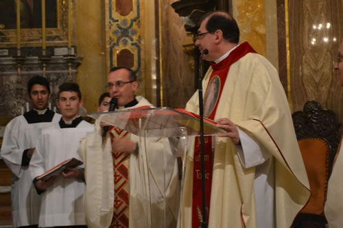 DSC_0091 Parish Vicar announcing the altar boys were to present a gift to Archpriest