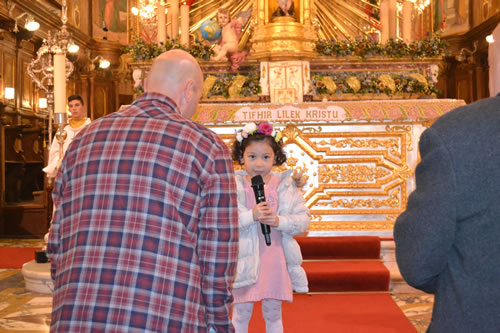 DSC_0407 A young girl, Chinese mother and Xaghra father, reciting a prayer