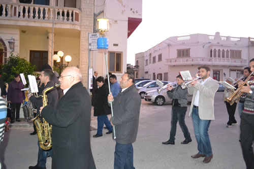 DSC_0021 Victory Band playing Carols