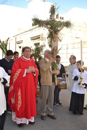 DSC_0048 Archpriest Mgr C Refalo leads the procession