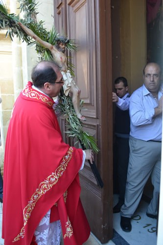 DSC_0059 Third knocking and Basilica door opens