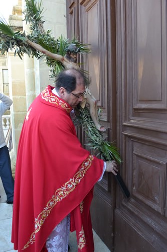 DSC_0058  Second knocking on the Church door