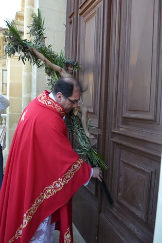 DSC_0057 First knocking on the Church door