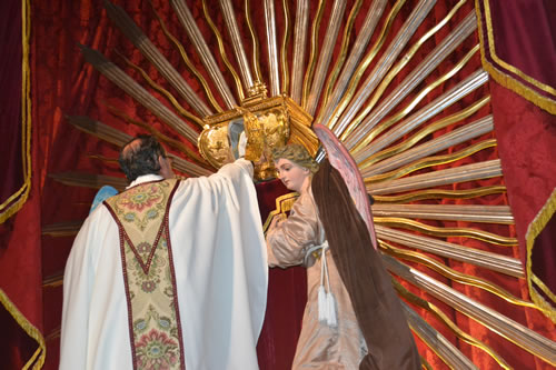 DSC_0174 Placing the Holy Eucharist in the urn