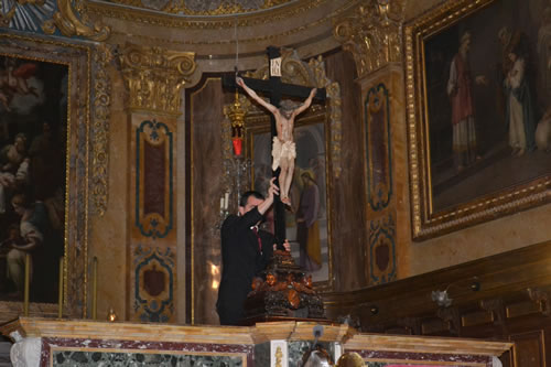 DSC_0192 Placing the Crucifix on the Altar