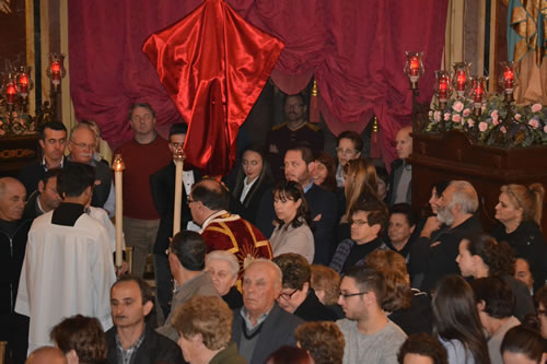 DSC_0129 Archpriest prepares to uncover the Crucifix