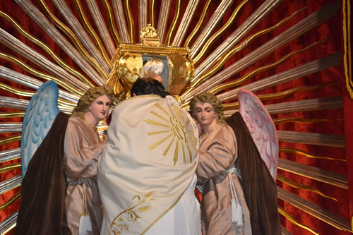 DSC_0196 Retrieving the Holy Eucharist from the Sepulchre