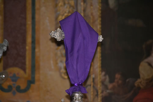 DSC_0090 Cross covered in purple