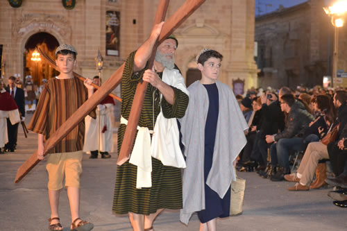 DSC_0421 Simon from Cyrene helps Jesus carry the Cross