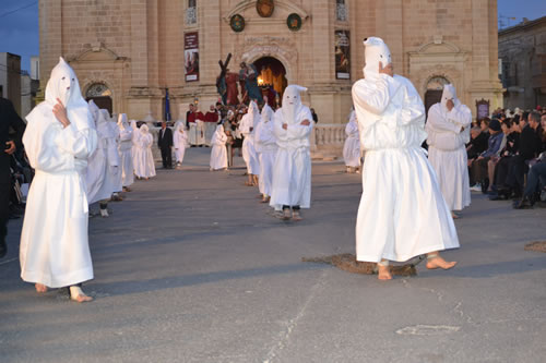 DSC_0398 Hooded persons carrying chains