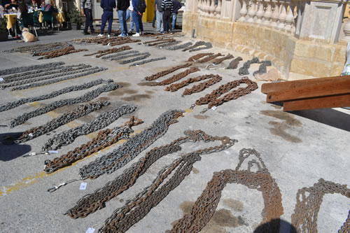 DSC_0231 Chains to be carried in votive thanksgiving or penance