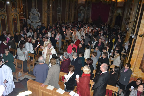 DSC_0020 Members of congregation light their candles