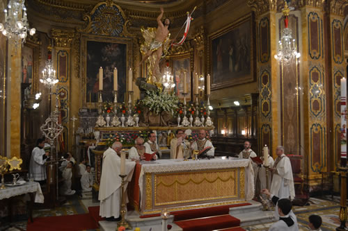 DSC_0155 Elevationof the consecrated bread