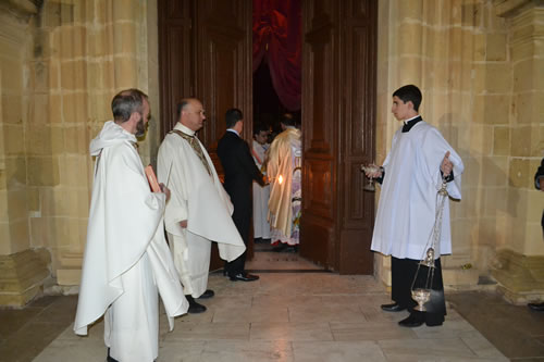 DSC_0004 Archpriest awaits the New Light