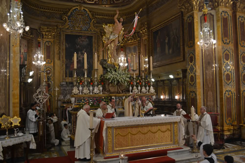 DSC_0158 Elevation of the consecrated wine