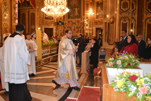 DSC_0118 Archpriest sprinkling Holy water on the congregation