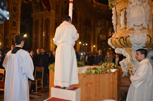 DSC_0089 Immersing the bottom of the Paschal Candle in blessed water