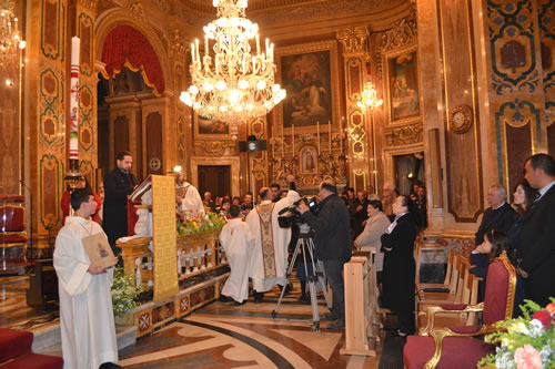 DSC_0121 Archpriest sprinkling Holy water on the congregation