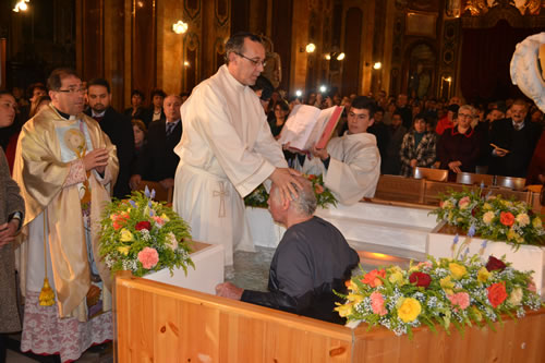 DSC_0104 Baptising the Catechumen