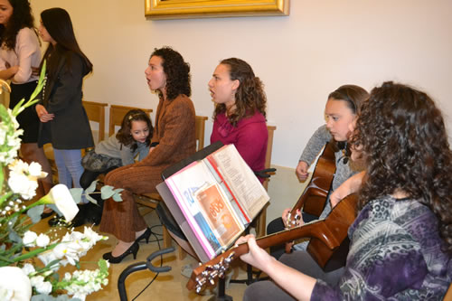 DSC_0228 Guitar group animating the singing