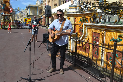 DSC_0244 Joseph Portelli entertaing the gathering