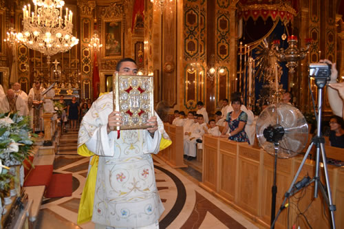 DSC_0046 Deacon walks to the pulpit