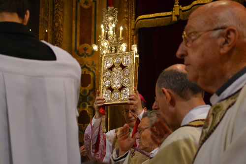 DSC_0054 Bishop's blessing with the Bible