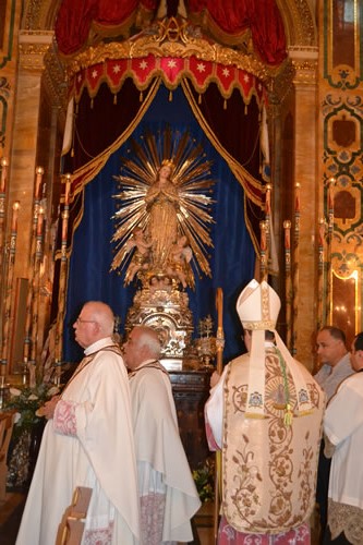 DSC_0003 Bishop Bugeja pays homage to Bambina