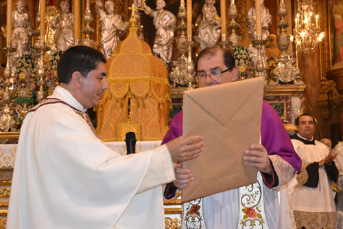 DSC_0154 Presenting a gift to Archpriest in appreciation of the Xaghra Chapter's taking part in St Dominic's feast