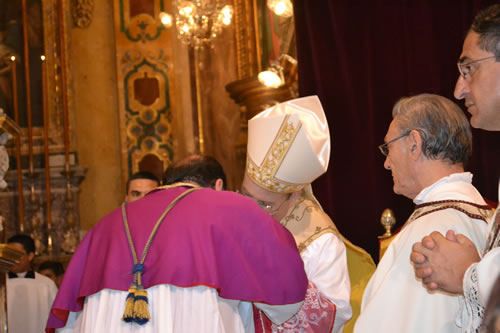 DSC_0072 Bishop Bugeja and Archpriest Refalo, both sons of Xaghra, embracing