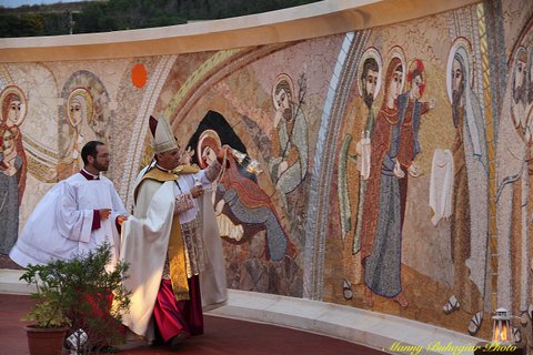 036 Bishop Grech incensing the mosaic