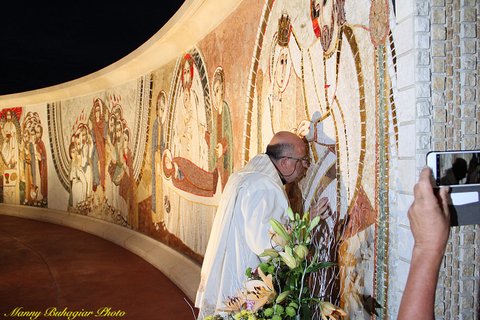 058 Sanctuary Rector kissing the mosaic