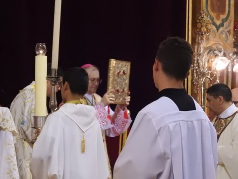 DSCN2789 Benediction with the Holy Bible