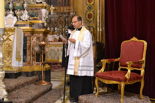 DSC_0083 Fr Richard Nazzareno Farrugia reciting Hymn (Kurunella) to the Bambina