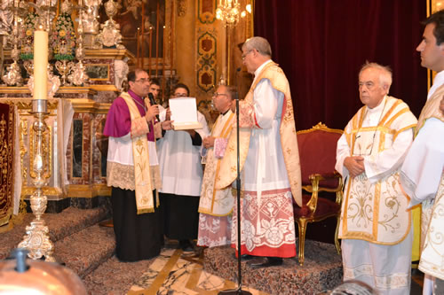 DSC_0061 Archpriest presenting memento to Mgr Jimmy Xerri, Nadur Archpriest