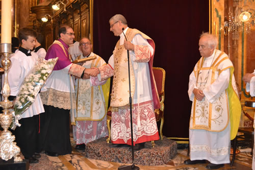 DSC_0064 Mgr Xerri presents memento to Archpriest Refalo